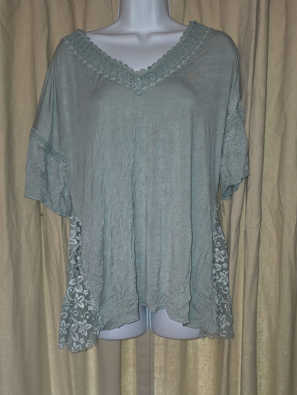 POL Sage Green V-Neck Tunic Top, Lace Detail, Sz Med, EUC
